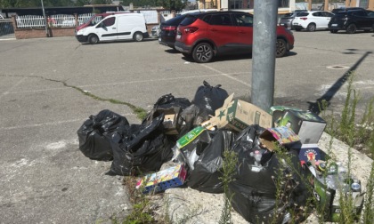 Rifiuti: sarà pure lotta senza quartiere contro gli incivili, ma al Cervetto c'è chi proprio non se ne cura...