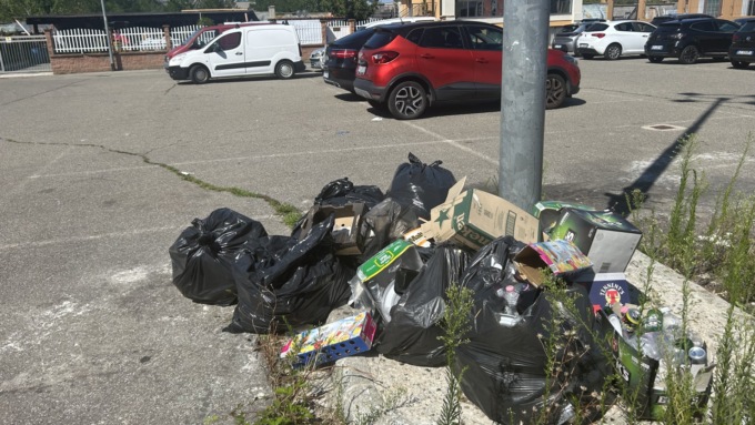 Rifiuti: sarà pure lotta senza quartiere contro gli incivili, ma al Cervetto c’è chi proprio non se ne cura…