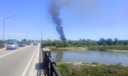 Incendio in corso in zona Boarone: a fuoco una stalla