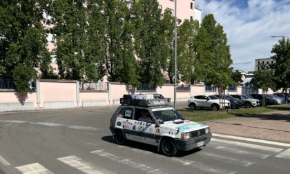 VIDEO - Dopo 31 giorni di viaggio-avventura, la mitica Panda è tornata a Vercelli dal Giappone