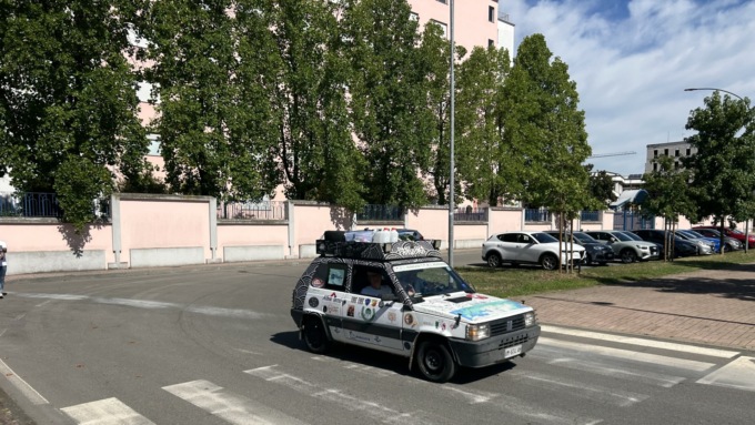 VIDEO – Dopo 31 giorni di viaggio-avventura, la mitica Panda è tornata a Vercelli dal Giappone
