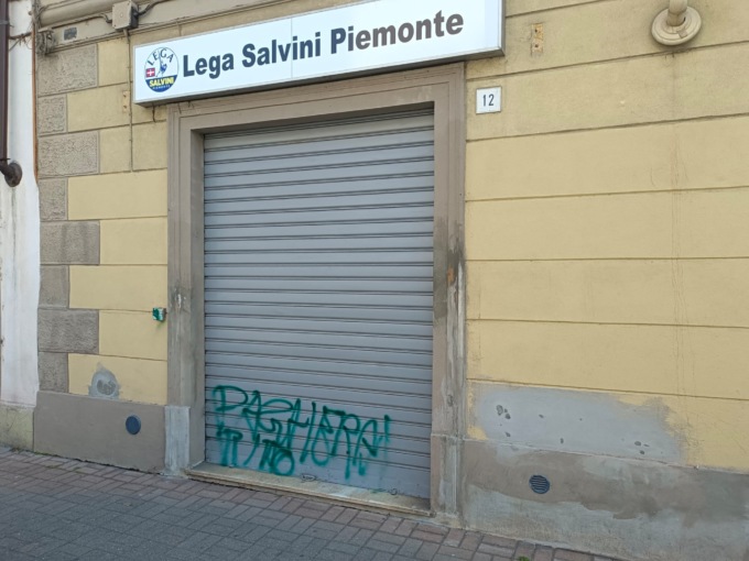 Atto vandalico contro la sede della Lega di Vercelli