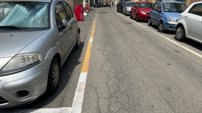 Un po’ bianchi, un po’ gialli… Lo strano caso degli stalli “arlecchino” in via Quintino Sella
