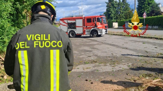 Albero crolla in via Bertinetti dopo il forte temporale. Intervengono i vigili del fuoco