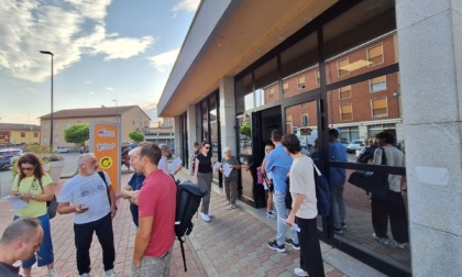 Stazione di Santhià: degrado senza fine, il sindaco distribuisce un volantino ai pendolari