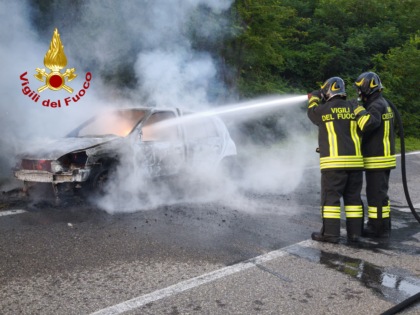 Incendio auto: veicolo distrutto sulla Provinciale 65