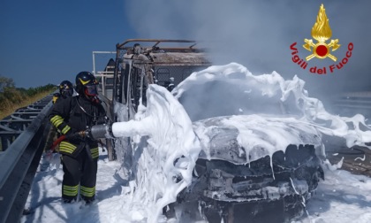 Furgone della manutenzione del verde prende fuoco