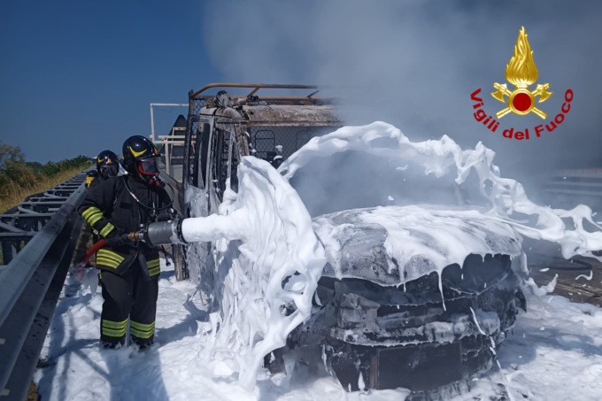 Furgone della manutenzione del verde prende fuoco