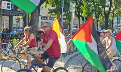 Biciclettata pro Gaza e stricione vietato arrotolato col lutto
