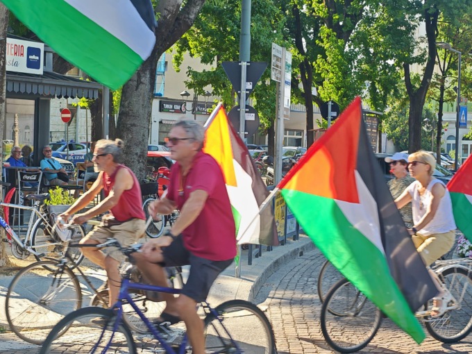 Biciclettata pro Gaza e stricione vietato arrotolato col lutto