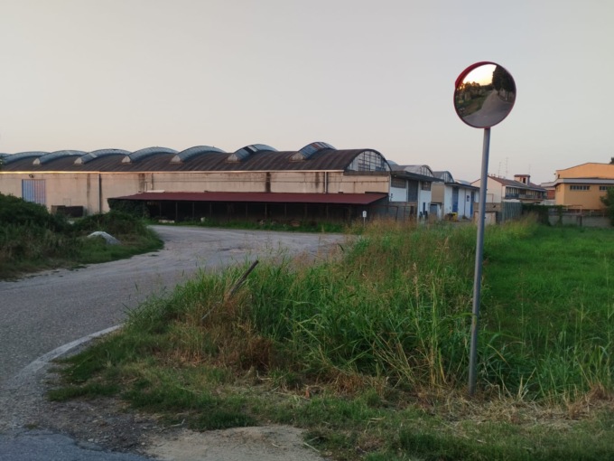 Dopo la nostra segnalazione ripristinati specchio e cartello in via Campora