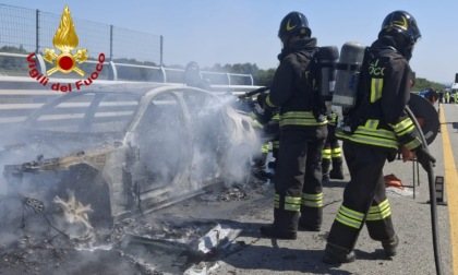 Vettura divorata dalle fiamme sulla A5
