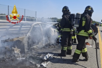 Vettura divorata dalle fiamme sulla A5