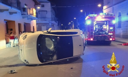 Estratto dall'auto capovolta dopo uno scontro