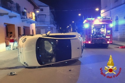 Estratto dall’auto capovolta dopo uno scontro