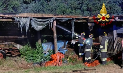 Fiamme su una tettoia, provvidenziale intervento dei Vigili del Fuoco
