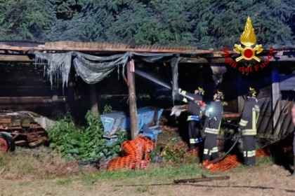 Fiamme su una tettoia, provvidenziale intervento dei Vigili del Fuoco