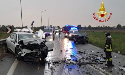 Violento schianto fra due auto alle porte della città