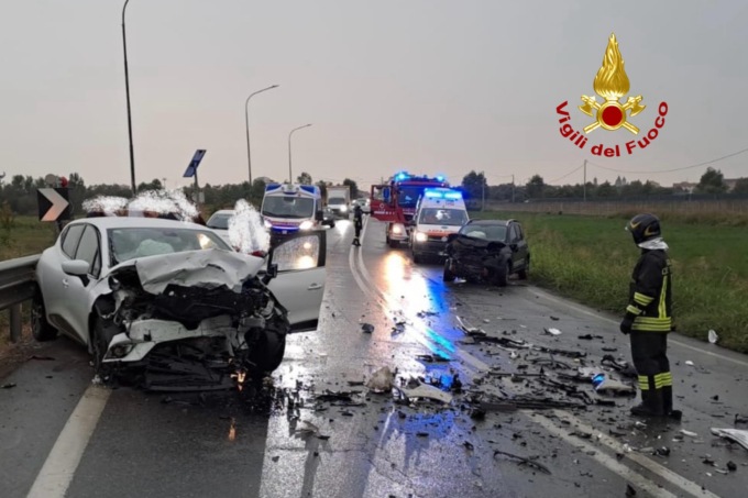 Violento schianto fra due auto alle porte della città