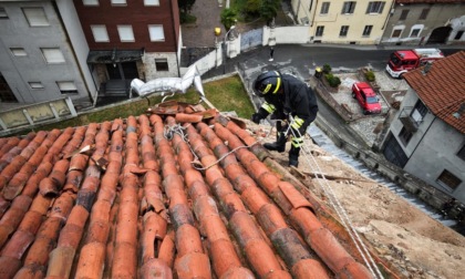 Vigili del Fuoco in azione acrobatica per rimuovere tegole pericolanti