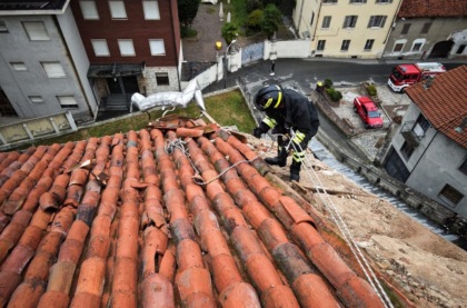 Vigili del Fuoco in azione acrobatica per rimuovere tegole pericolanti