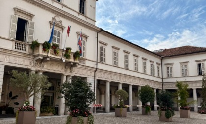 Piazza del municipio, arrivate le fioriere