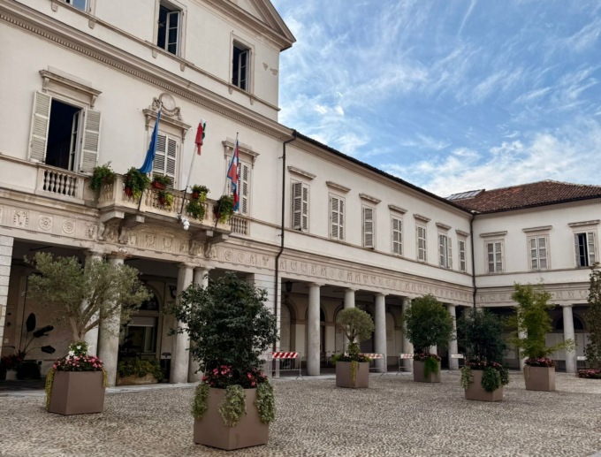 Piazza del municipio, arrivate le fioriere