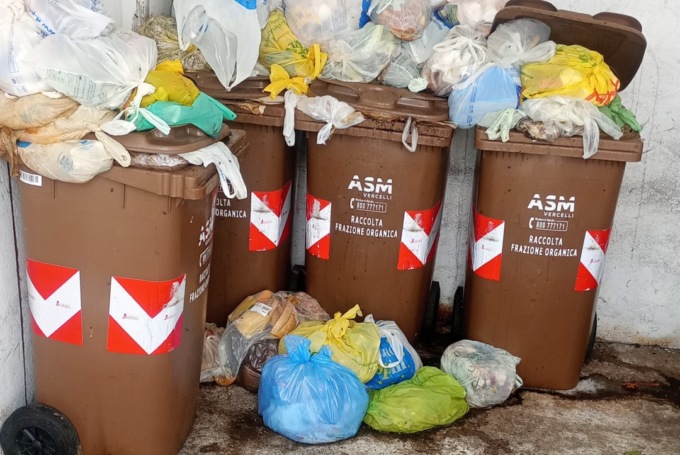 Umido non ritirato da due settimane: disagi al condominio Sardegna