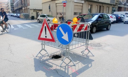 Un cratere in via Foscolo crea problemi al traffico