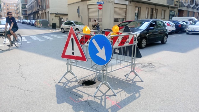 Un cratere in via Foscolo crea problemi al traffico