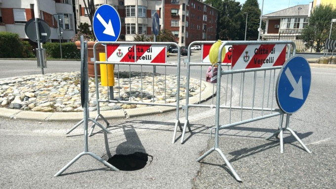 Quella voragine nella rotatoria transennata da settimane: “A quando l’intervento in largo de la Salle?”