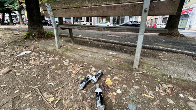 Degrado perenne in via XX Settembre. La protesta dei residenti: “Siamo in ostaggio dei beoni”