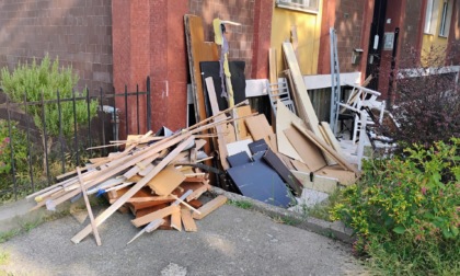 Corso 26 Aprile: perde il lume e butta l'arredamento sotto casa