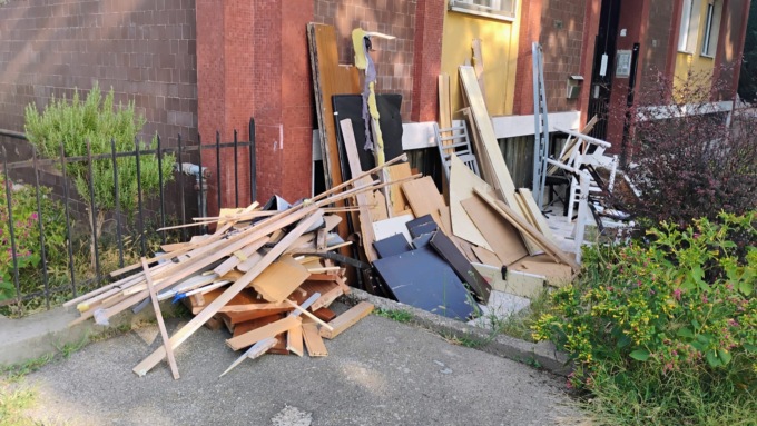 Corso 26 Aprile: perde il lume e butta l’arredamento sotto casa