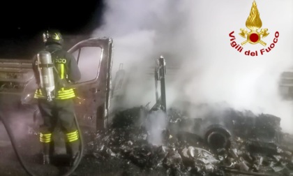 Nella notte va a fuoco un camper in autostrada