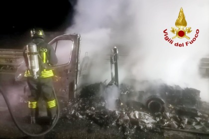 Nella notte va a fuoco un camper in autostrada