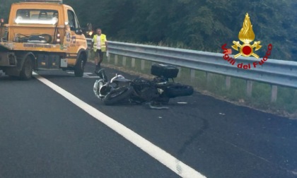 Schianto fra due moto sulla A26