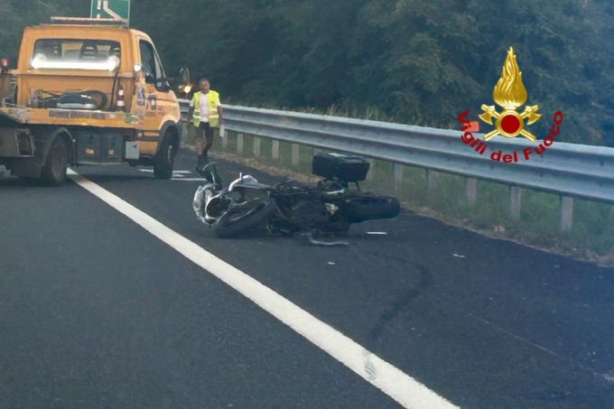 Schianto fra due moto sulla A26