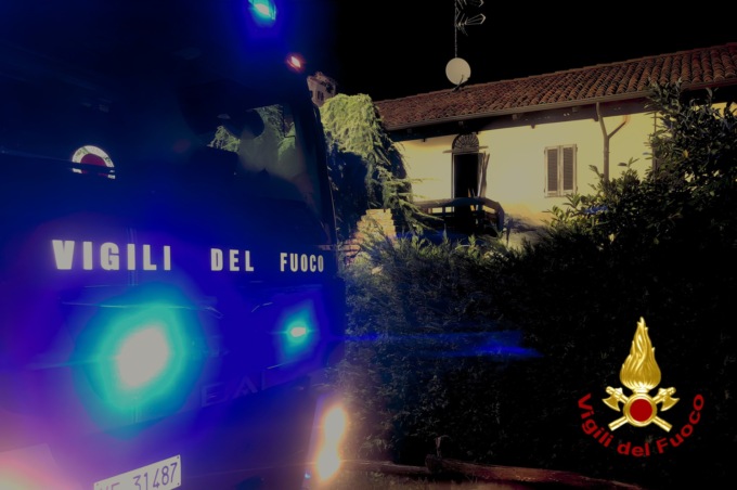 Incendio in una cascina: ustionata una persona