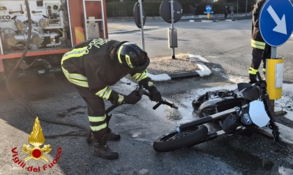 Moto si schianta in una rotonda: un ferito in ospedale