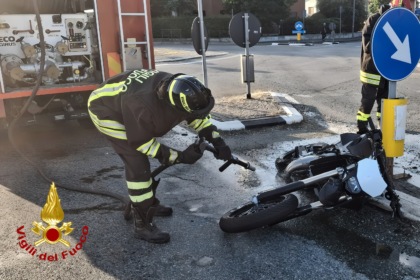 Moto si schianta in una rotonda: un ferito in ospedale
