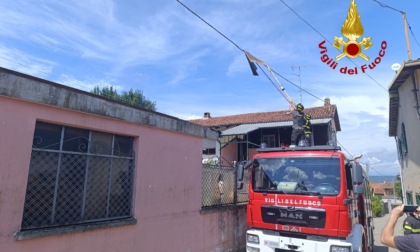 Lamiera appesa a un cavo rimossa a Moncrivello
