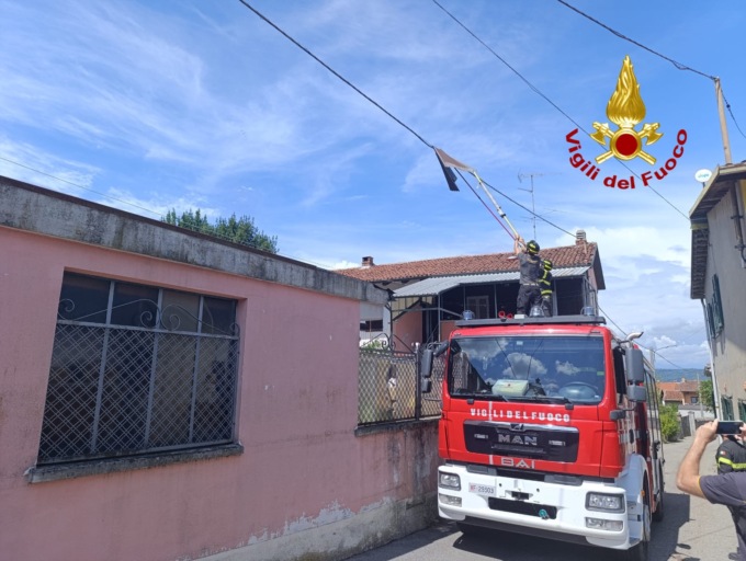 Lamiera appesa a un cavo rimossa a Moncrivello