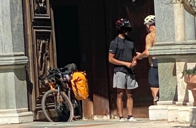 Maleducazione in basilica e buche pericolose