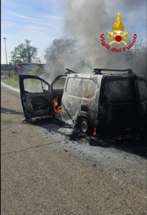 Furgone divorato dalle fiamme sulla Provinciale 58