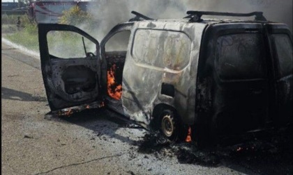 Furgone divorato dalle fiamme sulla Provinciale 58
