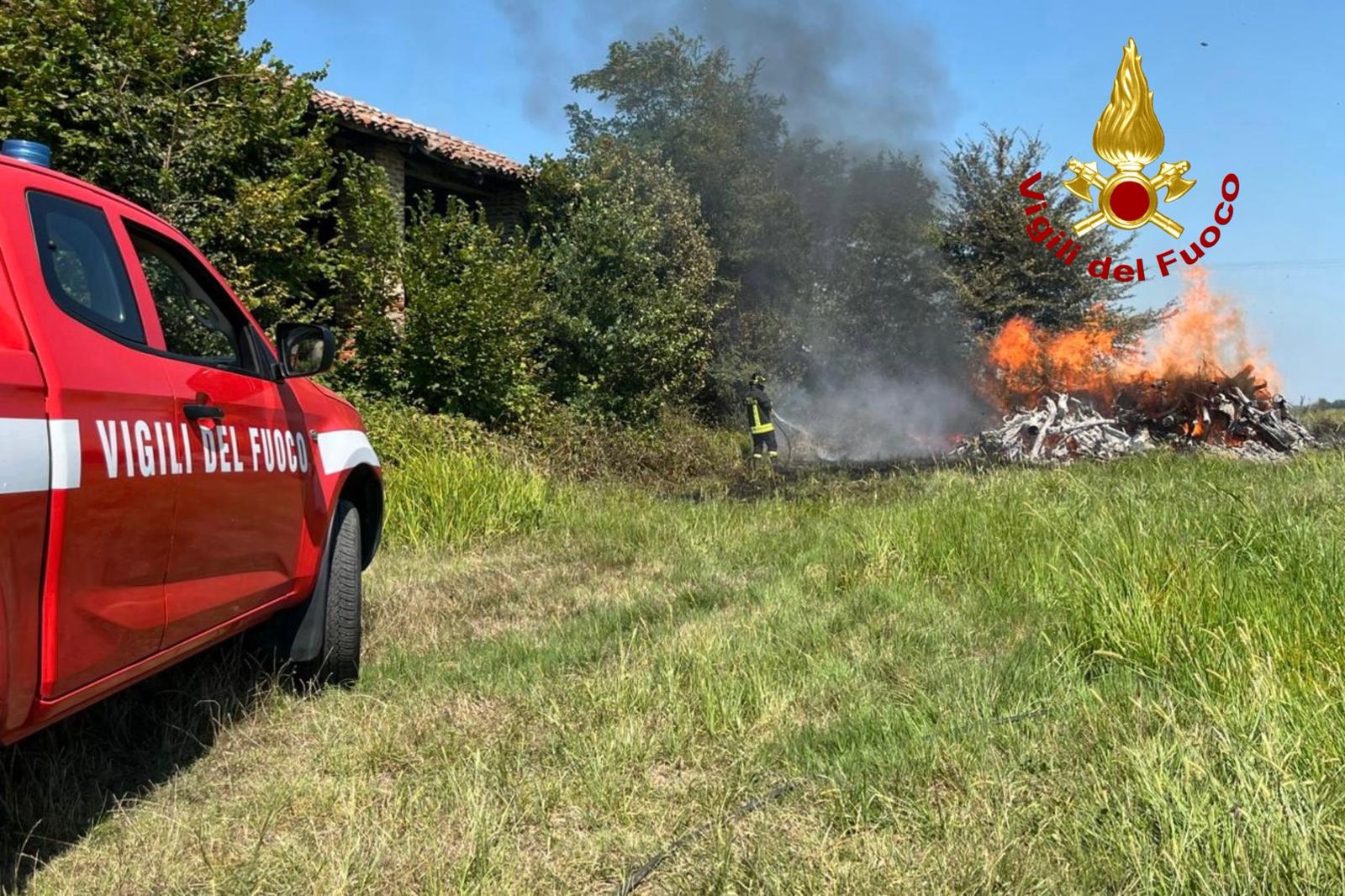 Incendio a Santhià, intervengono dei Vigili del Fuoco Vettignè agosto 2025 1