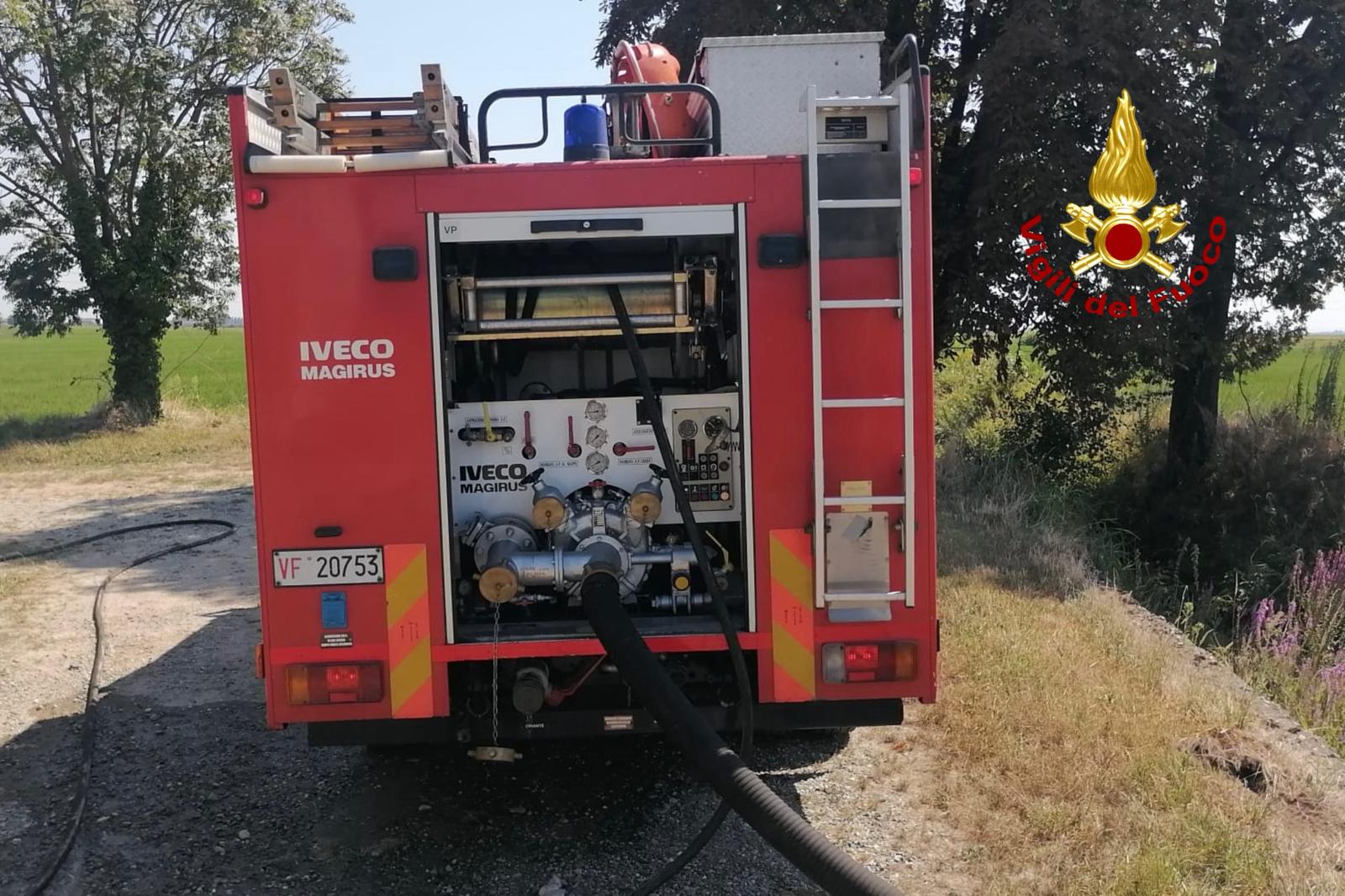 Incendio a Santhià, intervengono dei Vigili del Fuoco Vettignè agosto 2025