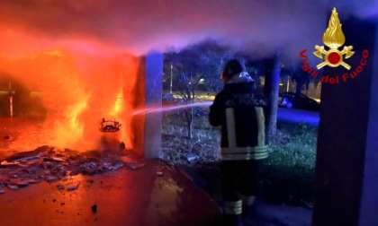 Incendio al rione isola: residenti evacuati da un palazzo di via Arles