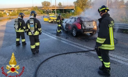 Incidente stradale causa incendio di una vettura ibrida. L'intervento dei vigili del fuoco